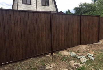 /zabory-iz-profnastila/pod-derevo/