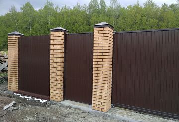 /zabory-dlya-dachi/iz-proflista-na-lentochnom-fundamente/